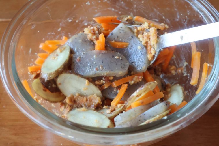 具材を加えて混ぜている