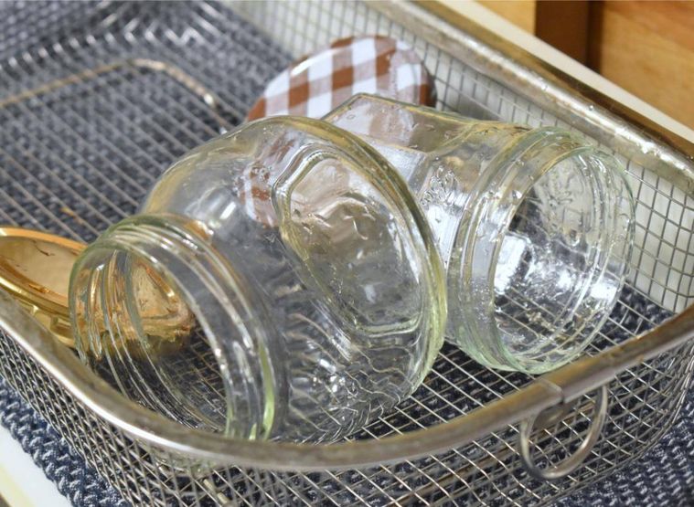 熱湯消毒して乾かしているい空き瓶