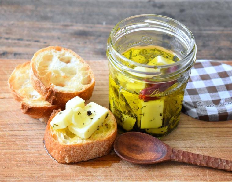 チーズのオリーブオイル漬けの瓶とバゲット