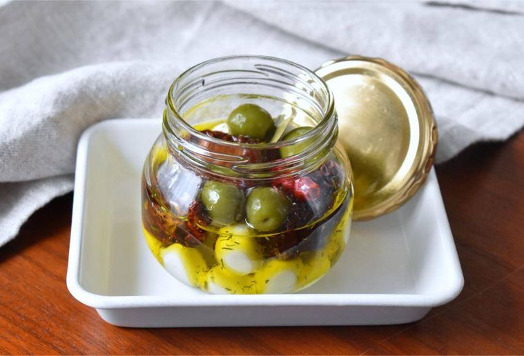 チーズとオリーブのオイル漬けを詰めた瓶