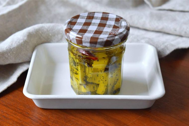 チーズのオリーブオイル漬けを詰めた瓶