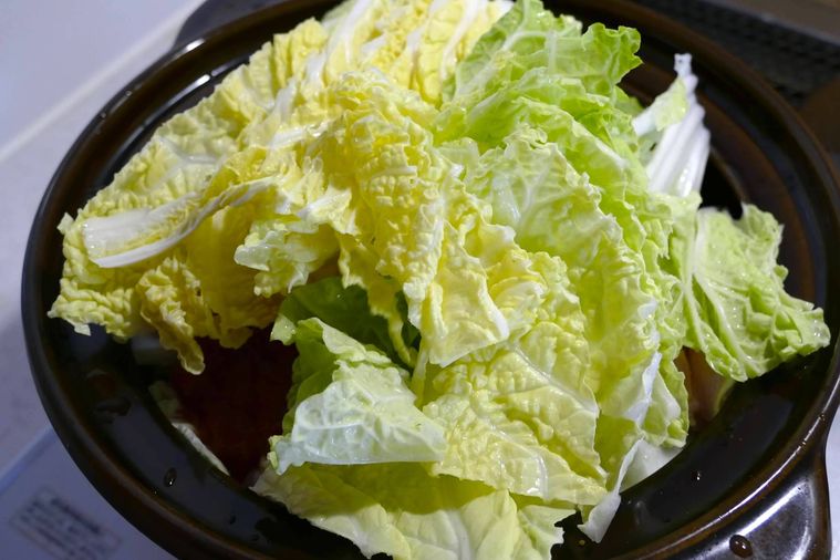 鍋に材料を重ねて入れた様子