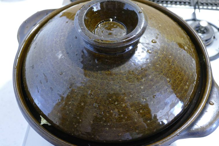 鍋に蓋をして煮込む様子