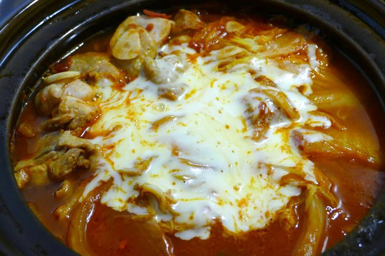 とろけるチーズをのせて溶かした様子