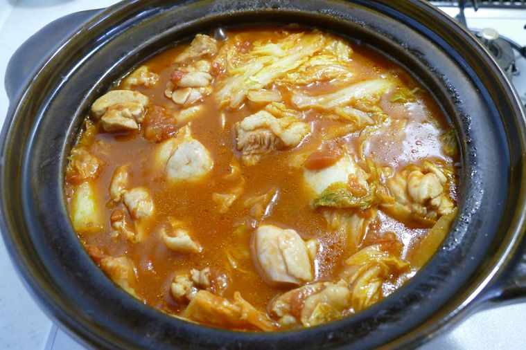 蓋の蓋を取って煮る様子