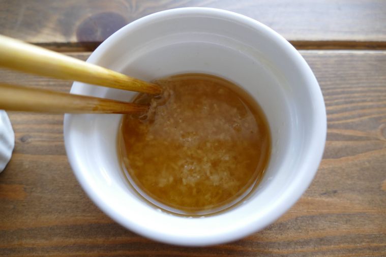 調味料を合わせて箸で混ぜる様子