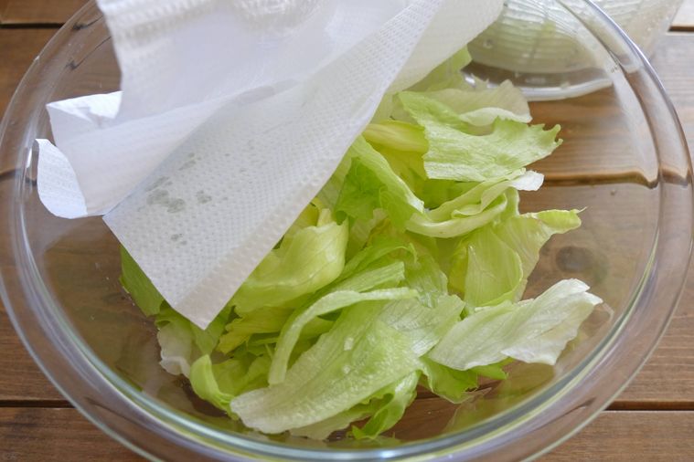 レタス表面の水分をキッチンペーパーで拭く様子