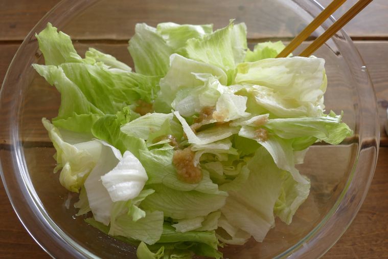 レタスに調味料を和える様子