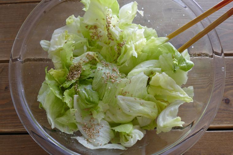 白いりごまを加えて箸で混ぜる様子