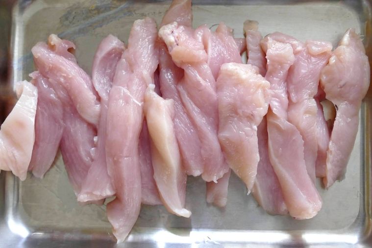 鶏むね肉を細長く切った様子