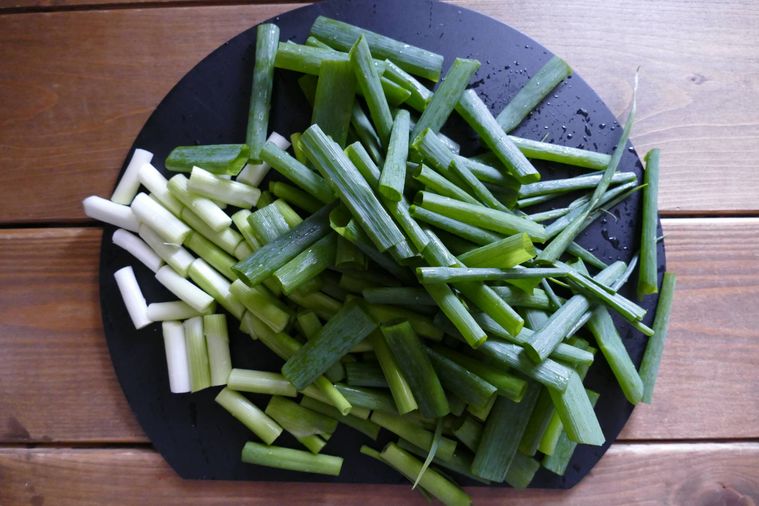 小ねぎを適当な長さに切った様子
