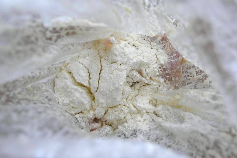 薄力粉を加えた様子