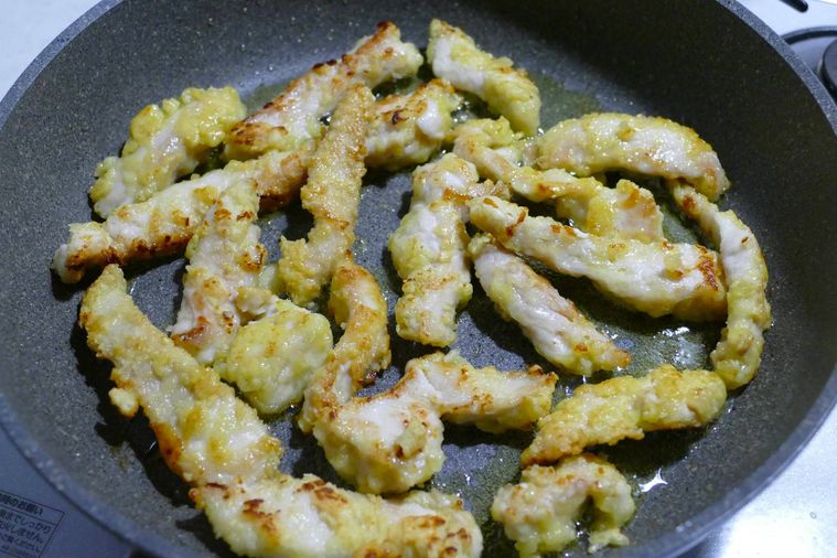 チキンスティックの両面を焼いた様子