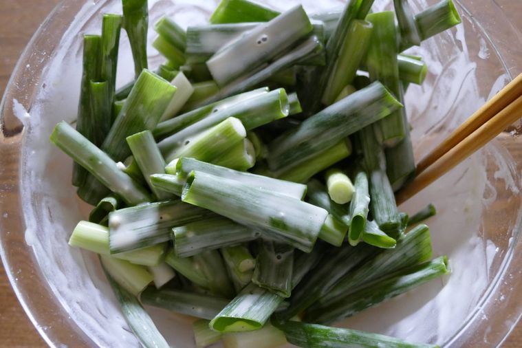 小ねぎを生地に加えた様子