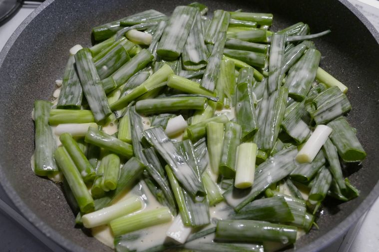 生地をフライパンに広げた様子