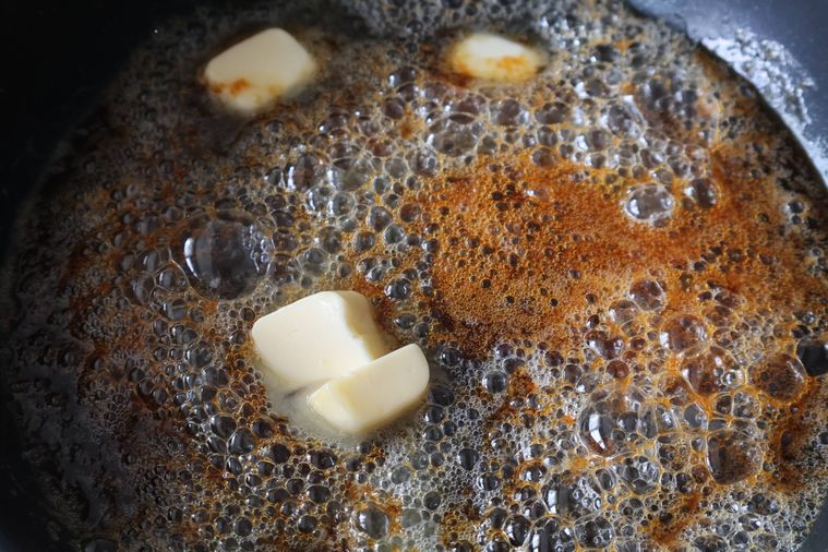 カラメルにバターが溶けている