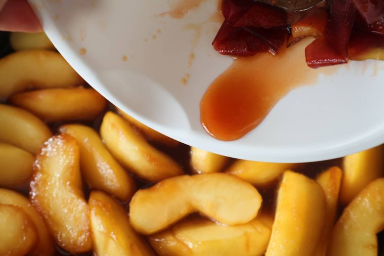 皮から出た煮汁をフライパンに戻している