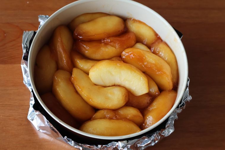 型にリンゴが並べられている