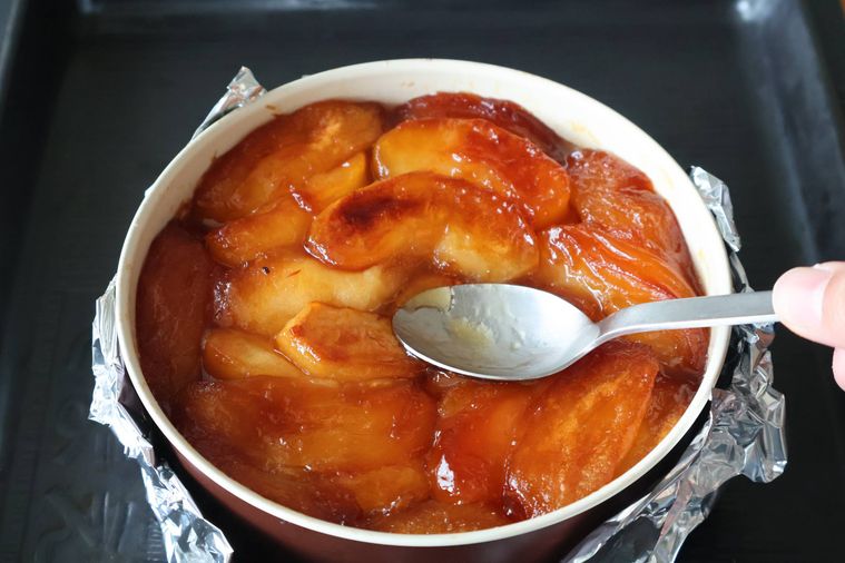 焼けたりんごをスプーンで押さえている