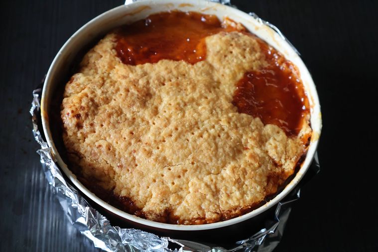 焼けたタルト生地が型に入っている