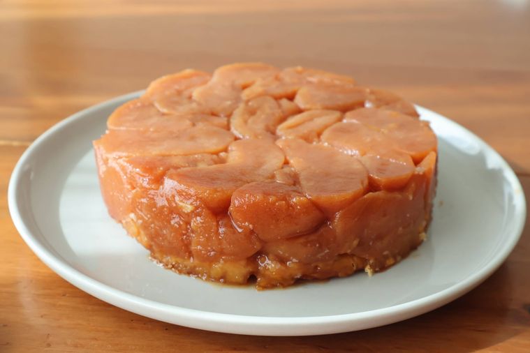 タルトタタンが皿にのっている