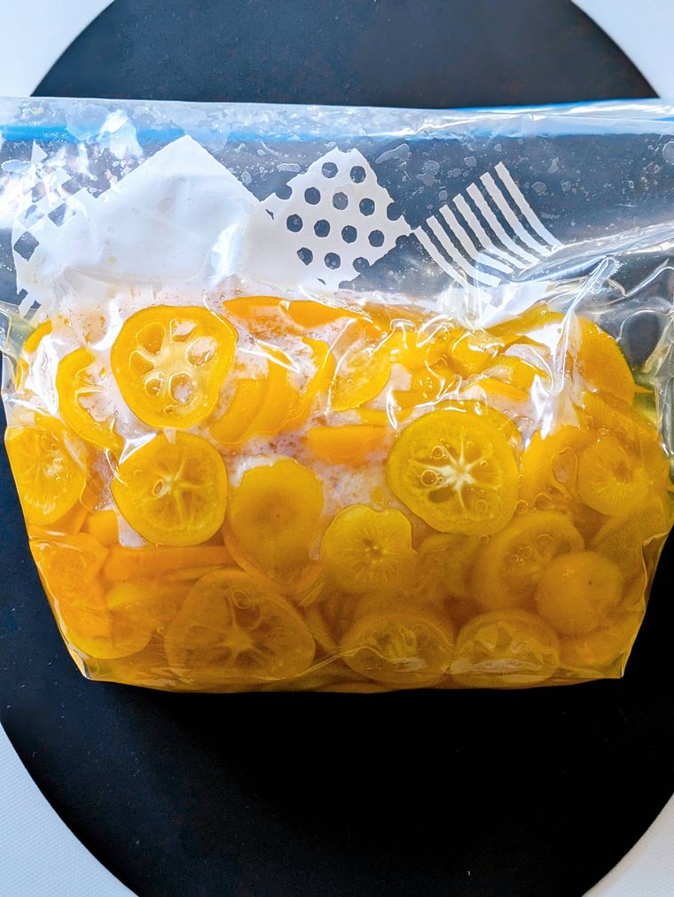 ジッパー付き保存袋に入れた金柑酢