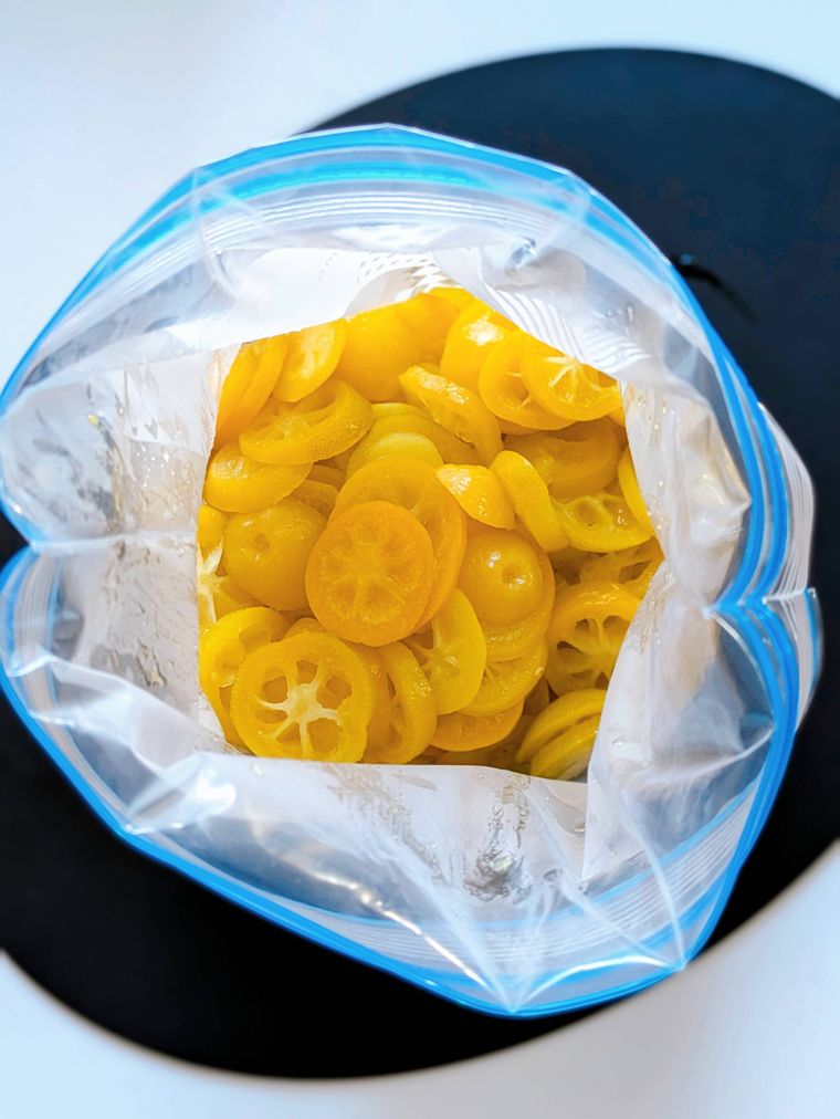 ジッパー付き保存袋に入れた加熱済みの金柑