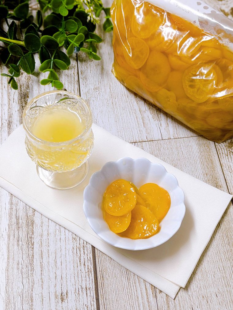 白い器やグラスに盛り付けした金柑酢
