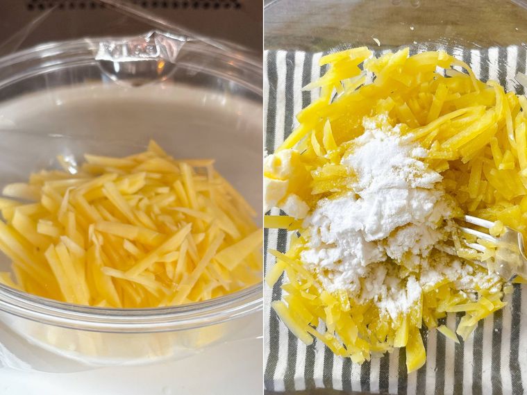 細切りのじゃがいもを加熱してバターと片栗粉、塩を入れて混ぜる様子