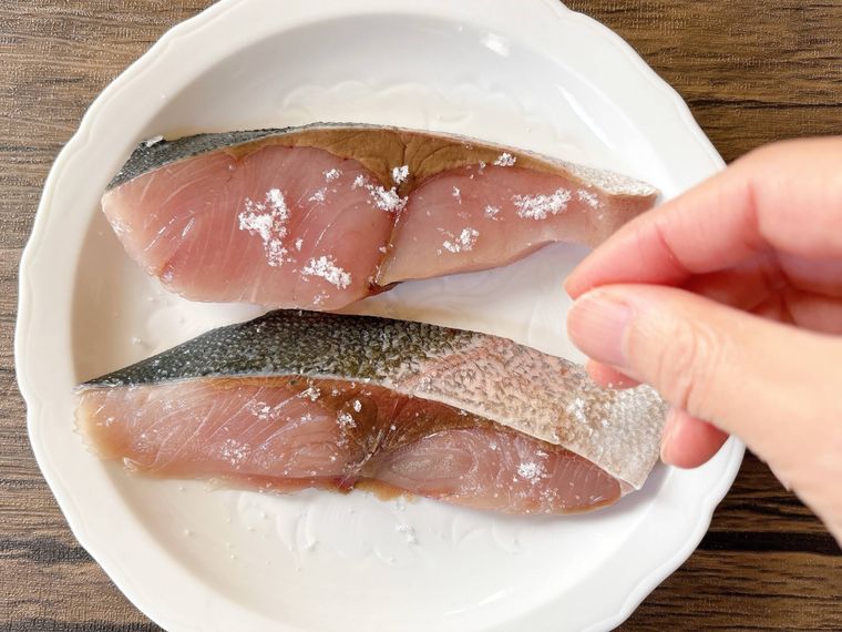 ぶりに塩をふる様子