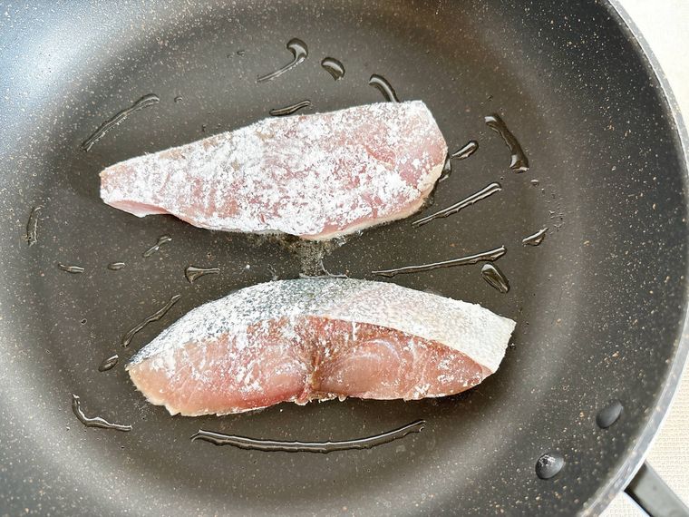 フライパンでぶりを焼く様子