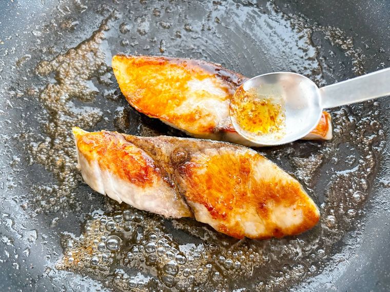 ぶりにたれをかける様子