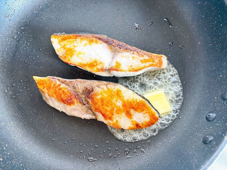 ぶりにバターを絡める様子