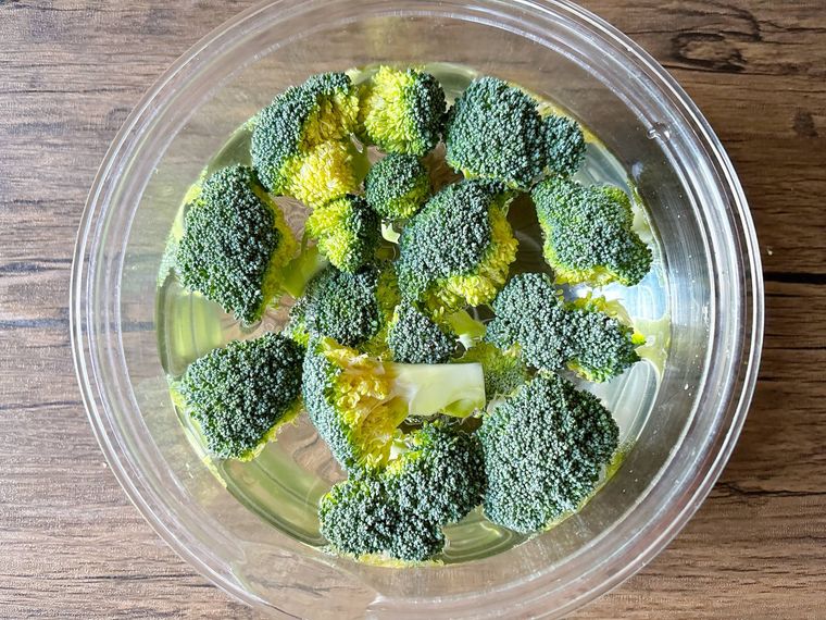 ブロッコリーをボウルに入れて洗う様子