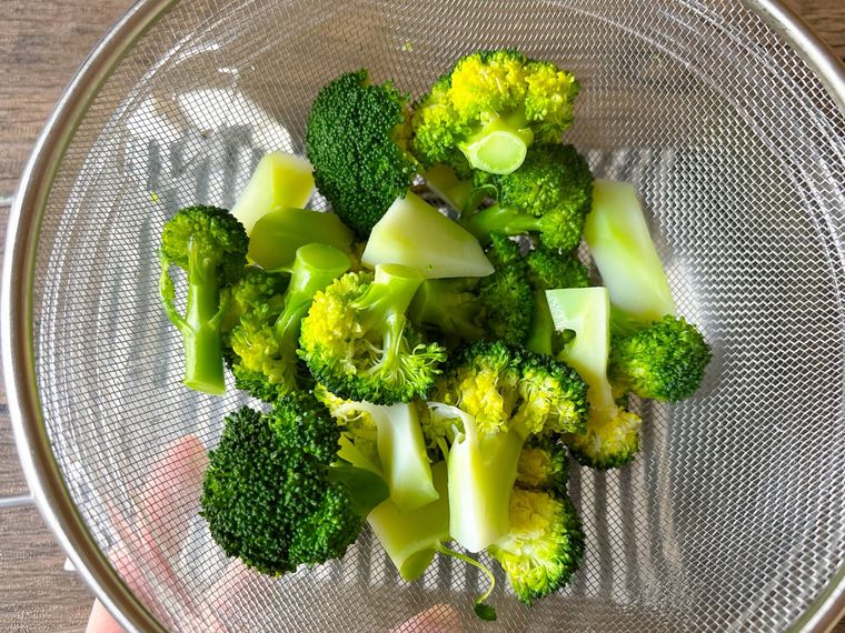 ブロッコリーをザルにあげたもの