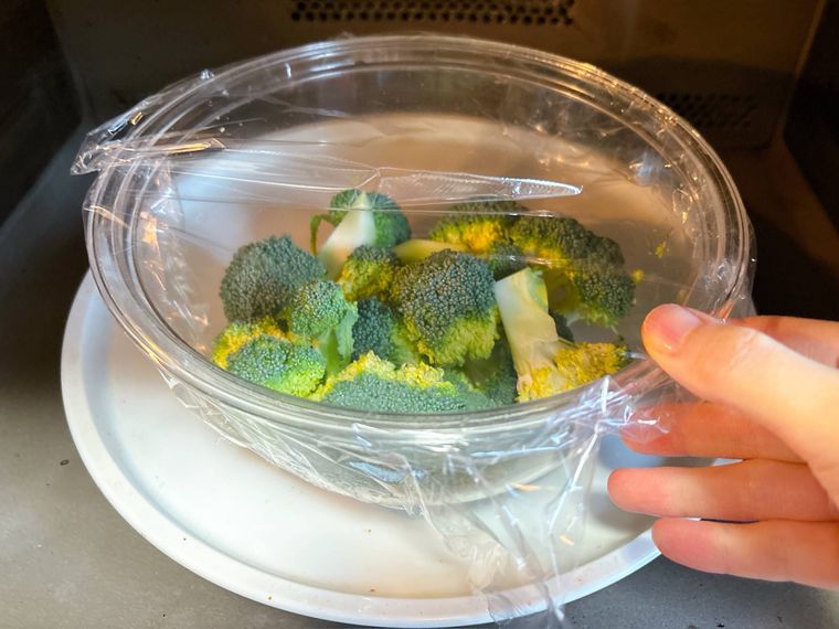 ボウルに入れたブロッコリーをレンジ加熱する様子