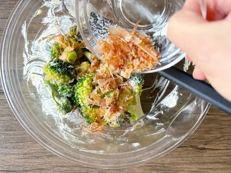 ブロッコリーにかつおぶしを加える様子