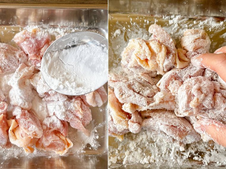 鶏もも肉に片栗粉をふり揉み込む様子