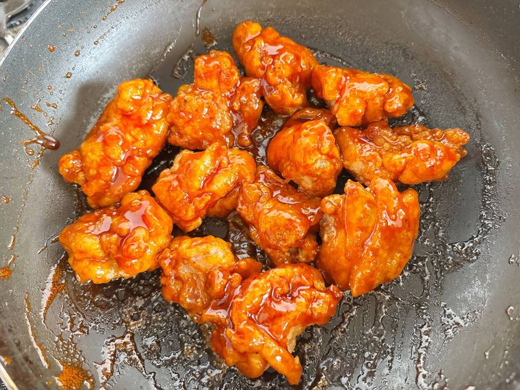 フライパンで唐揚げにたれを絡めたもの