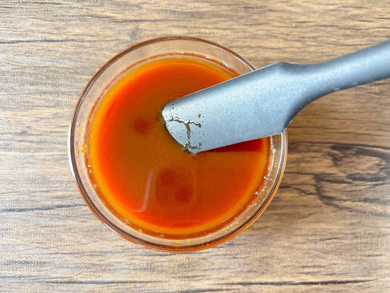 器に調味料を入れて混ぜておきます。