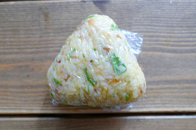 卵かけ風おにぎりを握った様子