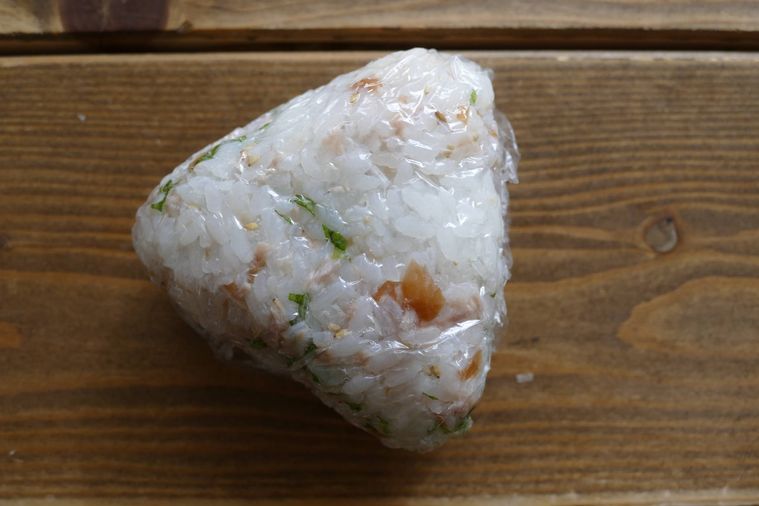 さっぱりおにぎりを握った様子