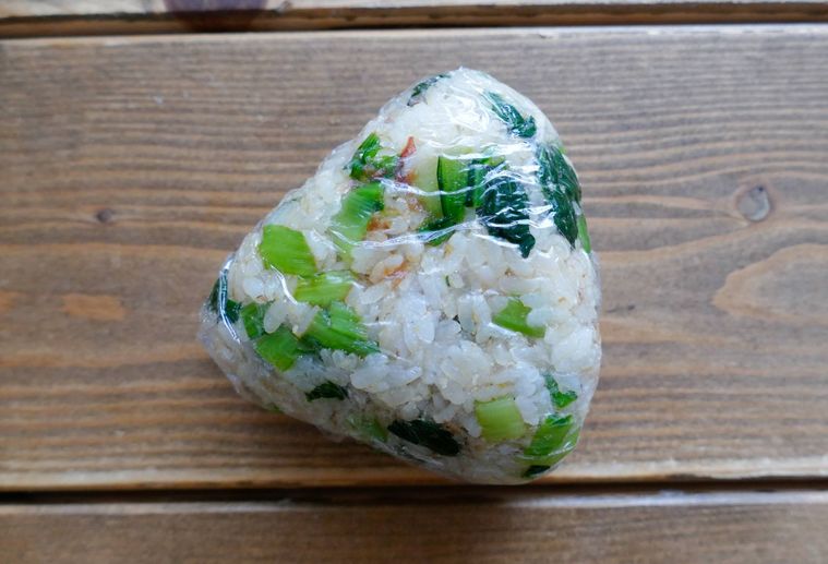 おひたし風おにぎりを握った様子