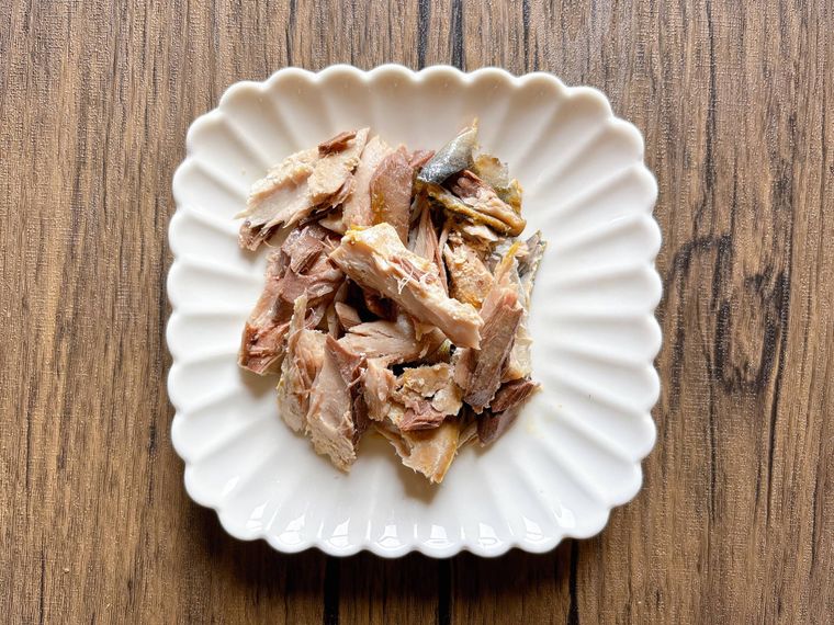 皿に盛られたほぐした焼き鯖