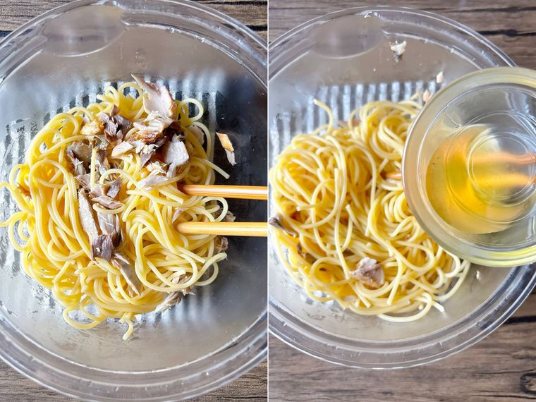 スパゲッティにほぐした焼き鯖、レモン果汁を混ぜる様子