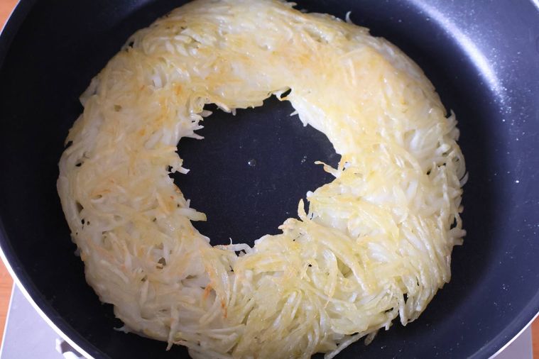 リング状のじゃがいもをこんがり焼いている