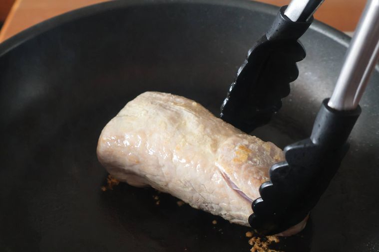 豚肉を焼いている