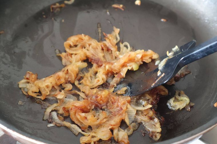 玉ねぎを炒めている