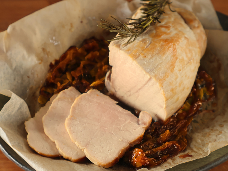 ローストポークが数枚切られている