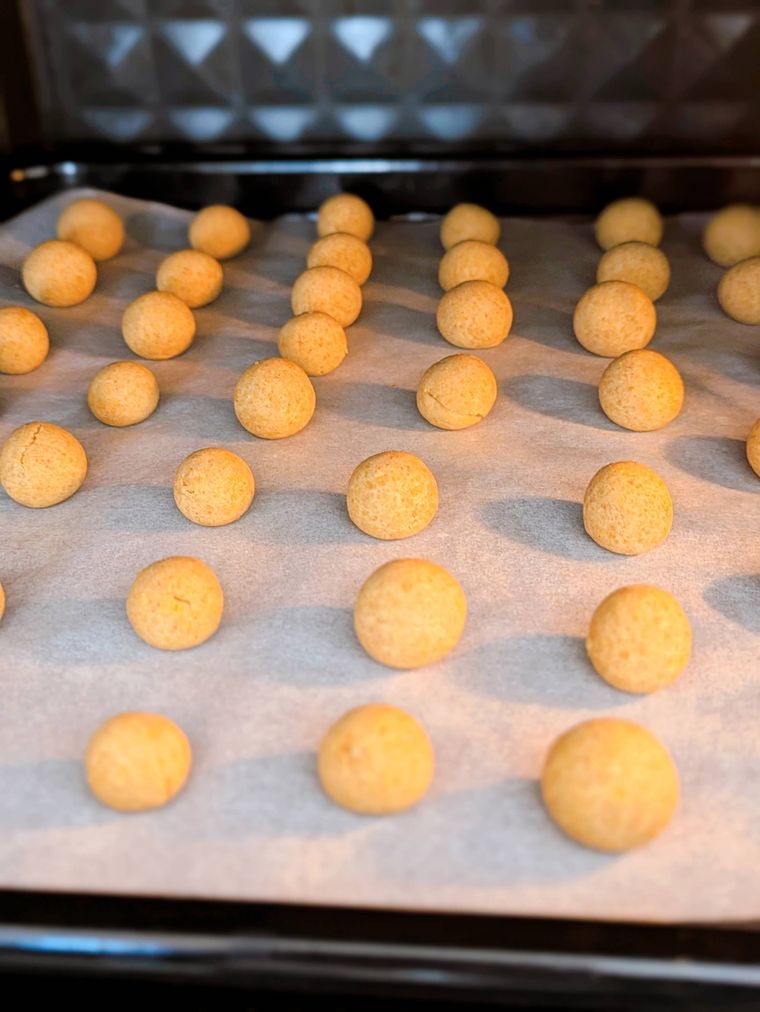 天板の上の焼きあがったきなこボーロ